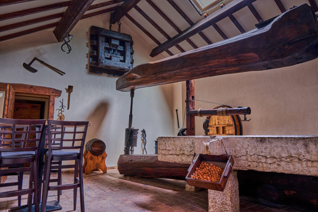 Le pressoir authentique du Manoir de Brénaz, location de tourisme de luxe haut de gamme pour 14 personnes, témoin du passé historique. Le cric mécanique fut profilé et breveté par le propriétaire de ce lieux magique